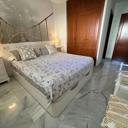 Piso En Casco Junto A Playa Piscina In Summer Season アパート マルベーリャ